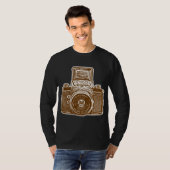 Giant East German Camera – ブラウンとホワイト Tシャツ (正面フル)