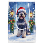 Giant Schnauzer Snowy Iron Fence Santa Christmas ミディアムペーパーバッグ (裏面)