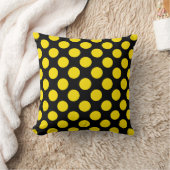 Giant Yellow Polka Dots on Black Throw Pillow クッション (ブランケット)