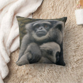 Gibbon Shelter – Emotional Wildlife Portrait クッション (ブランケット)