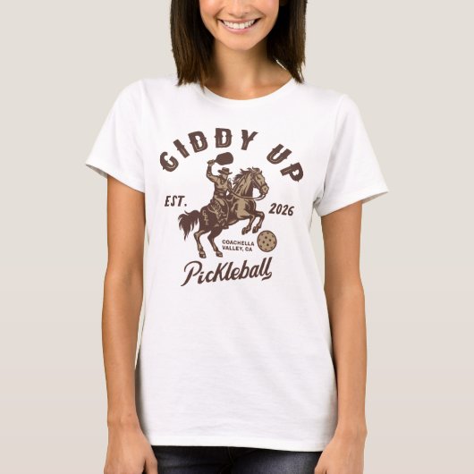 Giddy Up Pickleball - クラシックロゴ フロント Tシャツ (正面)