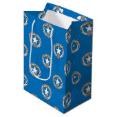 Gift Bag with flag of Northern Mariana Islands ミディアムペーパーバッグ (正面アングル)