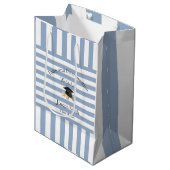 Gift Bags Blue White Stripe Graduation 2026 ミディアムペーパーバッグ (正面アングル)