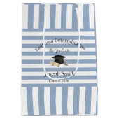 Gift Bags Blue White Stripe Graduation 2026 ミディアムペーパーバッグ (裏面)