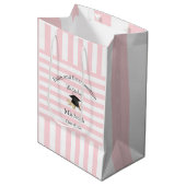 Gift Bags Pink White Stripe Graduation 2026 ミディアムペーパーバッグ (正面アングル)
