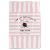 Gift Bags Pink White Stripe Graduation 2026 ミディアムペーパーバッグ (裏面)