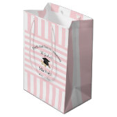 Gift Bags Pink White Stripe Graduation 2026 ミディアムペーパーバッグ (裏面アングル)