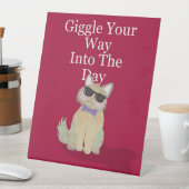 "Giggle" Katzenmotiv mit Spruch - rot 台座サイン (インサイチュ)