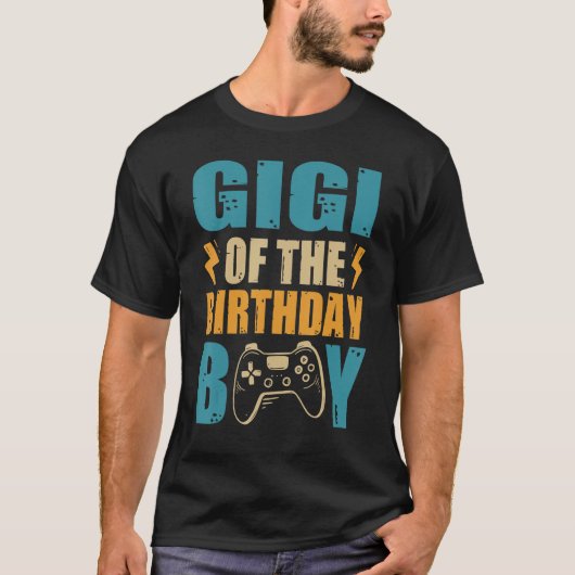 Gigiの誕生日ボーイゲームパッドマッチングファミリーP Tシャツ (正面)