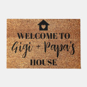 Gigi and Papa's Houseへようこそパーソナライズされた ドアマット (正面)
