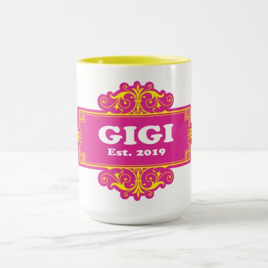 GIGI est 2019ホワイト文字と伝統フレームピンク マグカップ (中央)