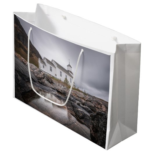 Gimsoy Church Lofoten Norway ラージペーパーバッグ (正面アングル)