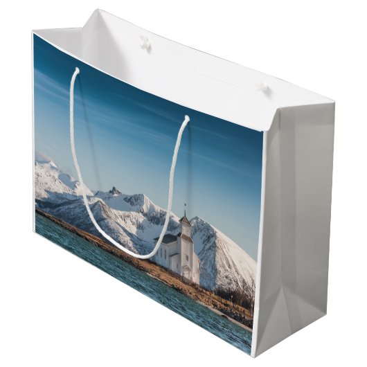 Gimsoy Church Lofoten Norway ラージペーパーバッグ (正面アングル)