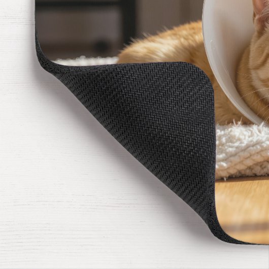 Ginger Cat Wearing a Cone of Shame マウスパッド (コーナー)