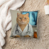 Ginger Cat Wearing a Doctor Lab Coat クッション (ブランケット)