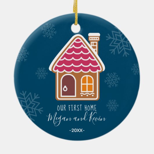 GIngerbreadハウス私たちの最初のホームクリスマス セラミックオーナメント (裏面)