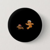Gingerbread Cookie Chasing Dachshund Christmas Dog 缶バッジ (正面)