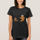 Gingerbread Cookie Chasing Dachshund Christmas Dog Tシャツ (正面)