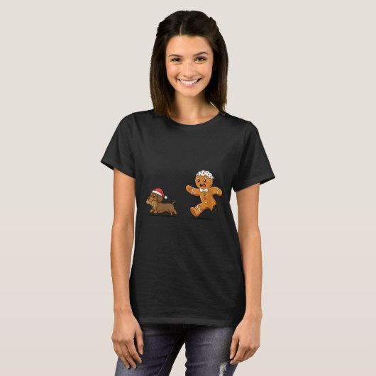 Gingerbread Cookie Chasing Dachshund Christmas Dog Tシャツ (正面フル)