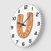 Gingerbread Letter U Monogram Holiday Cookie ラージ壁時計 (傾斜)