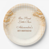 Gingham Cinnamon Roll Little Bun 1st Birthday ペーパープレート (正面)