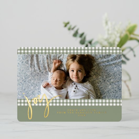 Gingham Farmhouse Green Christmas Family Photo 箔シーズンカード (立ち正面)