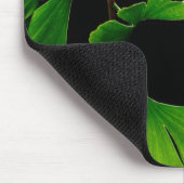 Ginkgo_Biloba_Leaves_-_Black_Background マウスパッド (コーナー)