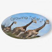 Giraffe Family Growing Tall Birthday ペーパープレート (アングル)