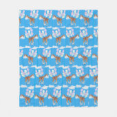Giraffe flying with some balloons  フリースブランケット (正面)