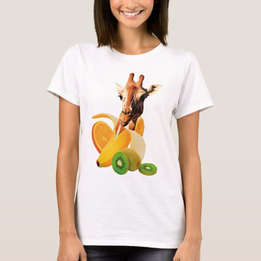 Giraffe in a Banana with orange and Kiwi Fruits Tシャツ (正面)