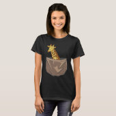 Giraffe In A Pocket Tall Animal Safari Tシャツ (正面フル)