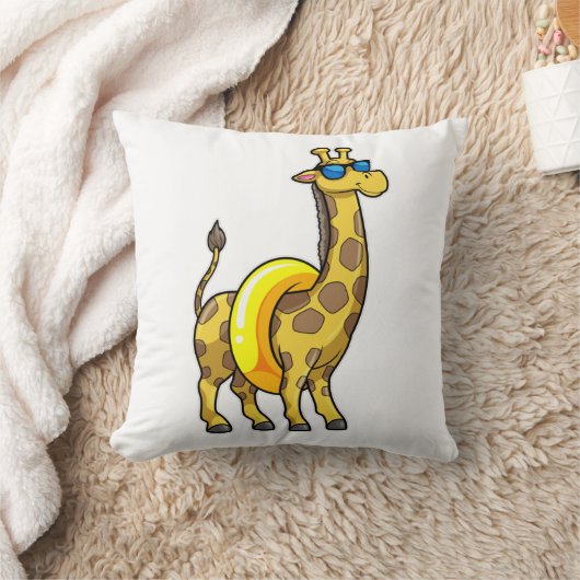 Giraffe on Beach with Swim ring & Sunglasses クッション (ブランケット)