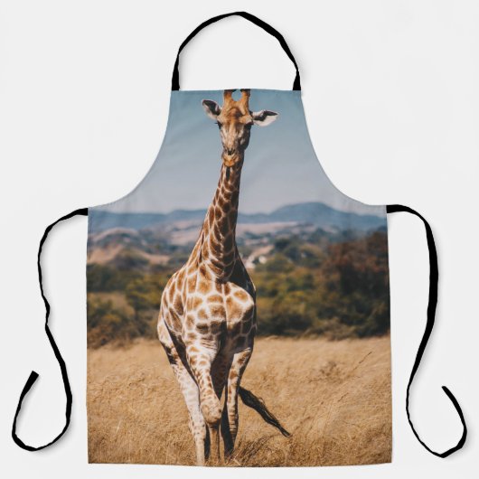 GIRAFFE SURROUNDED BY BROWN GRASS エプロン (正面)