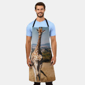 GIRAFFE SURROUNDED BY BROWN GRASS エプロン (着用した状態)