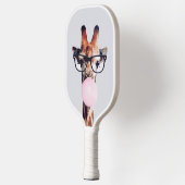 Giraffe wearing glasses blowing a pink bubble gum ピックルボールラケット (左)