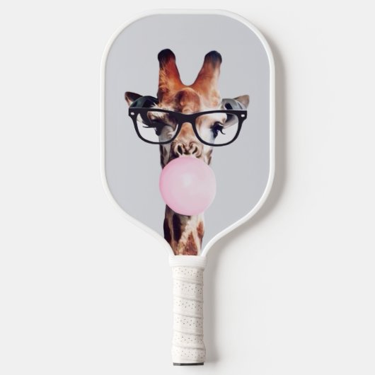 Giraffe wearing glasses blowing a pink bubble gum ピックルボールラケット (正面)