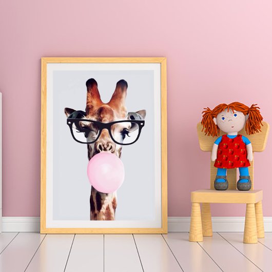 GIRAFFE WEARING GLASSES BLOWING A PINK BUBBLEGUM   ポスター