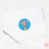 Giraffe with Pink Glasses Sticker Blue Background ラウンドシール (封筒)