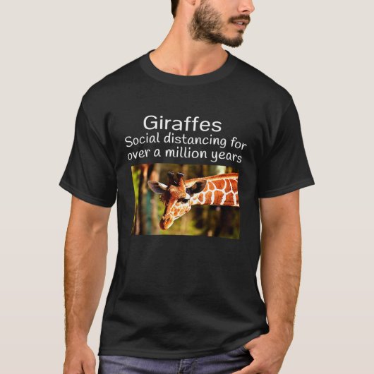 Giraffes Social Distancing 6つの足足遠くにDefl Tシャツ (正面)