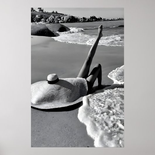 Girl in Big Hat Print, Black and White Beach ポスター (正面)