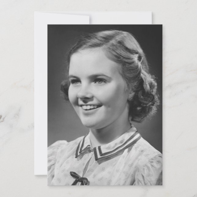 Girl Posing in Studio (正面)