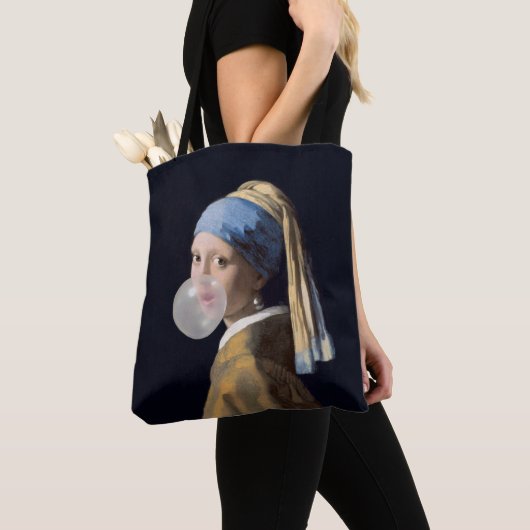 Girl with pearl earring blowing a bubble gum トートバッグ (クローズアップ)