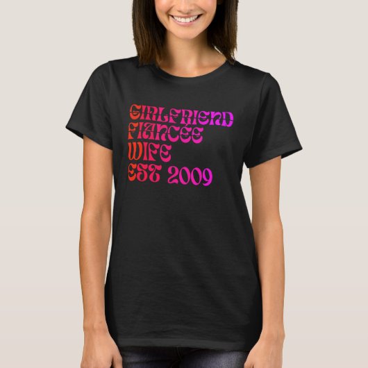Girlfriend Fiance Wife Est 2009 Wedding Anniversar Tシャツ (正面)