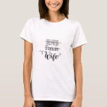 Girlfriend- fiance'e- wife tシャツ<br><div class="desc">" Wife "T shirt in Weiß/Schwarz. Perfekt zur Verlobung/Hochzeit oder zum Junggesellinnenabschied.</div>