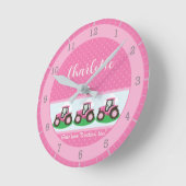 Girls Love Tractors Pink Personalized Farm Design ラウンド壁時計 (傾斜)