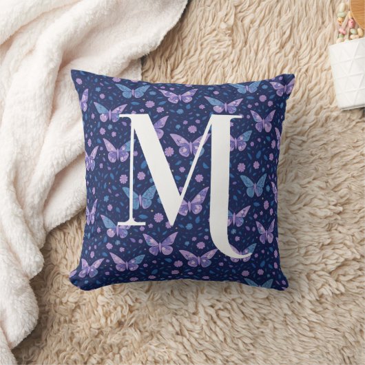 Girly Purple Butterfly Pattern With Bold Monogram クッション (ブランケット)