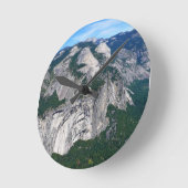 Glacier Point、Yosemite、CAからの表示 ラウンド壁時計 (傾斜)