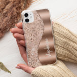 Glamバラ金ゴールドフェイクホイルヒョウの斑点の名前 iPhone 13ケース<br><div class="desc">このデザインは、バラ金ゴールドと赤面メタリックなヒョウのスポットパターンフェイクに離れは、ほのかな白いホログラフィックグリッターが振りかけられ、グリッター金ゴールドはシックなを持つ波の形で右に箔のを縁ど特徴とする。白い手書きブラシフォントで名前またはモノグラムスタイリッシュでパーソナライズする。</div>