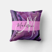 Glam抽象芸術パープルきらめくテクスチャピンクモノグラム クッション (裏面)