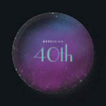 Glam 40th Birthdayパーティーパープル名 ペーパープレート<br><div class="desc">40歳の誕生日のパーティーを飾るデコールの魔法のtouchグラム！深い紫色の背景が中央に向かって明るくなり、その中に40番目の名前が付いている。グリッターの振フェイクりかけのまわりにが外縁である。この文字は容易にパーソナライズされたなる。まもした、さらに一歩進みたい場合はクリックカスタマイズ、文字の色とフォントのスタイルを変更できる。</div>